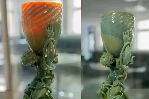 Chiếc cốc được tái tạo có màu đỏ khi chiếu sáng từ phía sau (bên trái) và màu xanh khi được chiếu sáng thông thường (bên phải). Ảnh: Ed Cartledge/Sort Of Films.