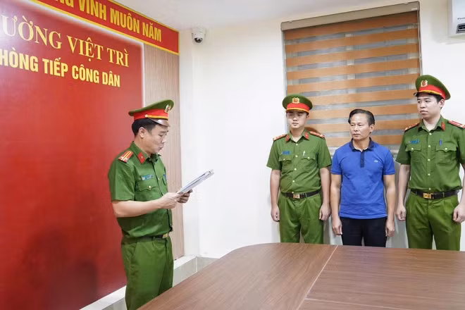 Cơ quan Cảnh sát điều tra thi hành lệnh khởi tố đối tượng Đinh Thanh Tùng.