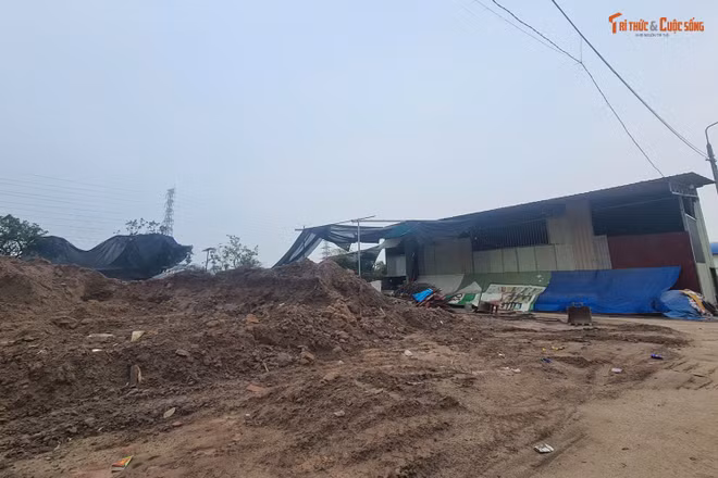 Tại hiện trường các loại máy móc, xe ba bánh phục vụ hoạt động của bãi tập kết vẫn chạy ầm ầm.