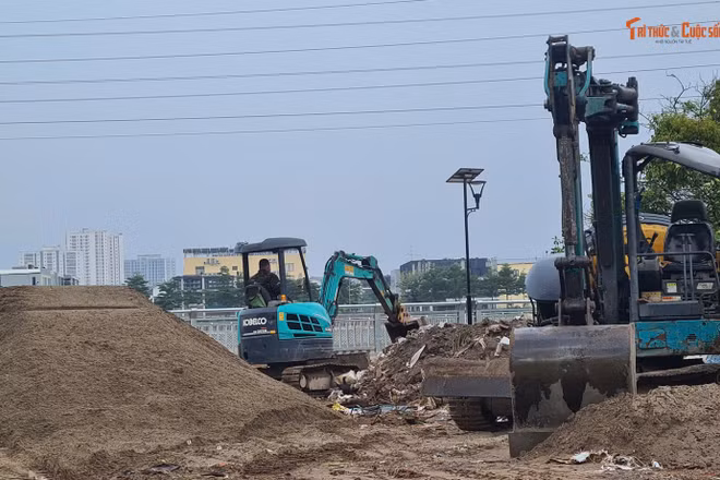 Tại hiện trường các loại máy móc, xe ba bánh phục vụ hoạt động của bãi tập kết vẫn chạy ầm ầm.