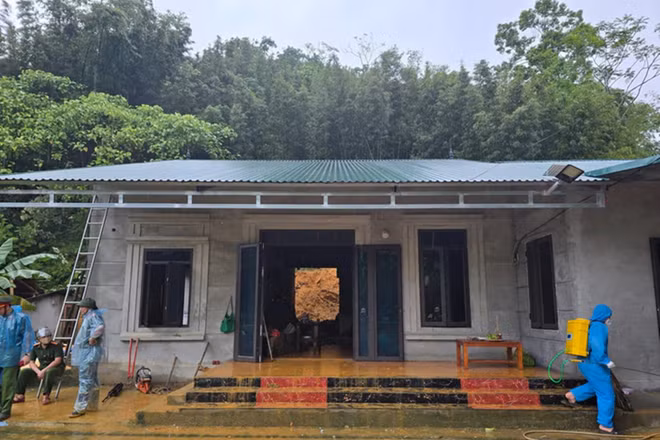 Phú Thọ: Sạt lở đất đá vùi lấp 3 người trong một gia đình