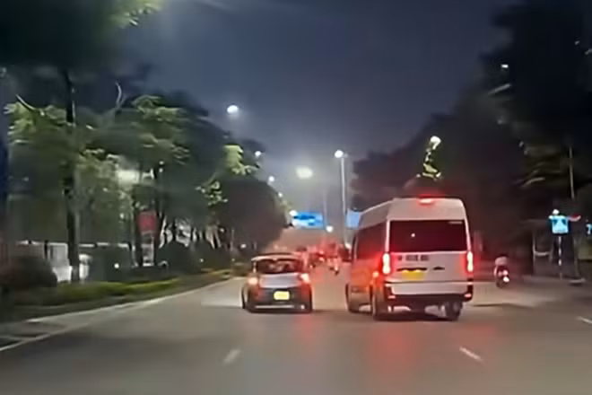 Hai ô tô đuổi nhau, chèn ép trên đường Hà Nội