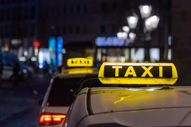 Hà Nội hạn chế taxi, xe hợp đồng dưới 8 chỗ trên phố Khâm Thiên