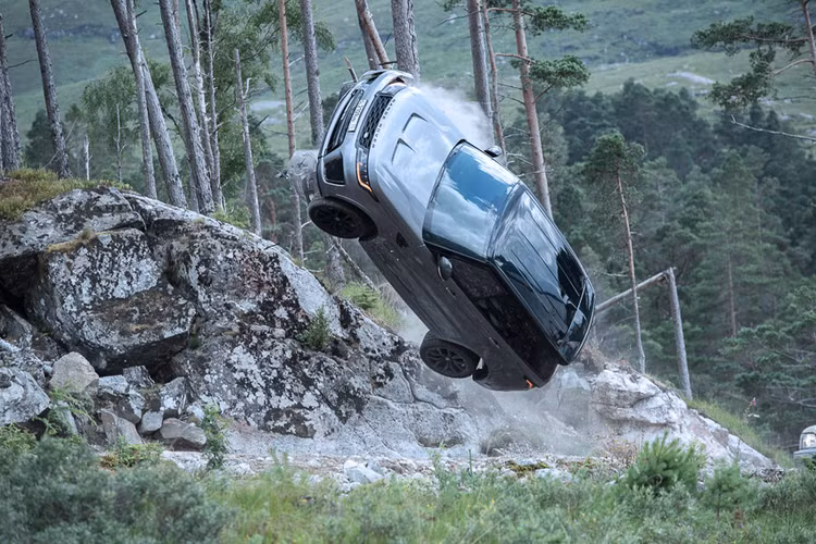 Một trong những chiếc SUV hạng sang hiệu suất cao theo đuổi 007 trong bộ phim James Bond thứ 25, No Time To Die. © 2021 Danjaq, LLC và MGM.