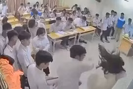 Nam sinh đánh cô giáo ngay tại lớp học sẽ bị xử lý thế nào?