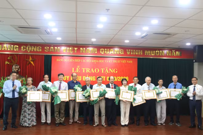 Trao Huy hiệu Đảng cho 111 đảng viên Liên hiệp hội Việt Nam