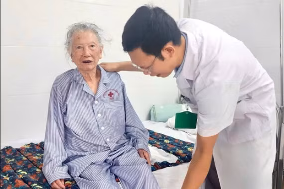 Cụ bà 98 tuổi gãy cổ xương đùi được thay khớp háng
