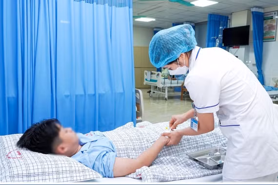 Sau bữa tôm, bé trai 14 tuổi phản vệ nặng, khó thở toàn thân