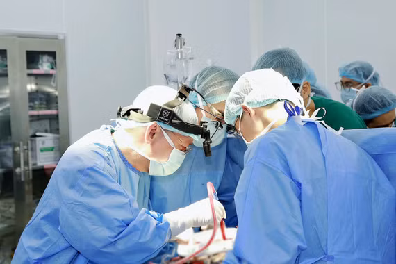 Vôi hóa sâu trong tim, ca mổ thay van đầy thách thức