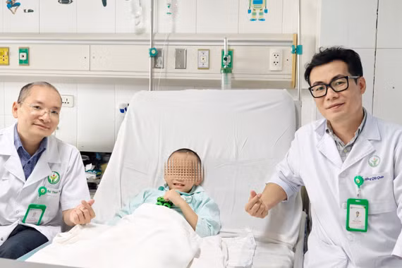 4 giờ căng thẳng cứu bé trai 6 tuổi bị cọc sắt xuyên thấu bụng, tầng sinh môn