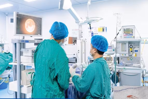 Viêm mũi xoang dai dẳng hơn 10 năm, phát hiện xương cá nằm trong khối polyp