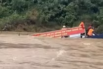 Lũ cuốn trôi thuyền ở Nghệ An, 10 người dân được cứu