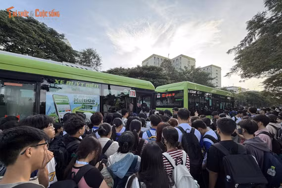 Sinh viên KTX khu B gặp khó khăn vì xe buýt quá tải trong giờ cao điểm
