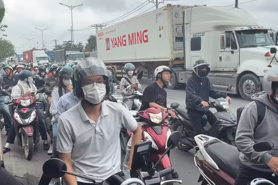 Nhảy khỏi xe tránh tai nạn, người đàn ông bị container cán tử vong
