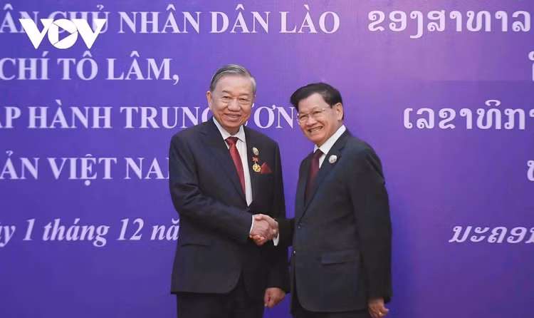 trao-huy-chuong-2.jpg