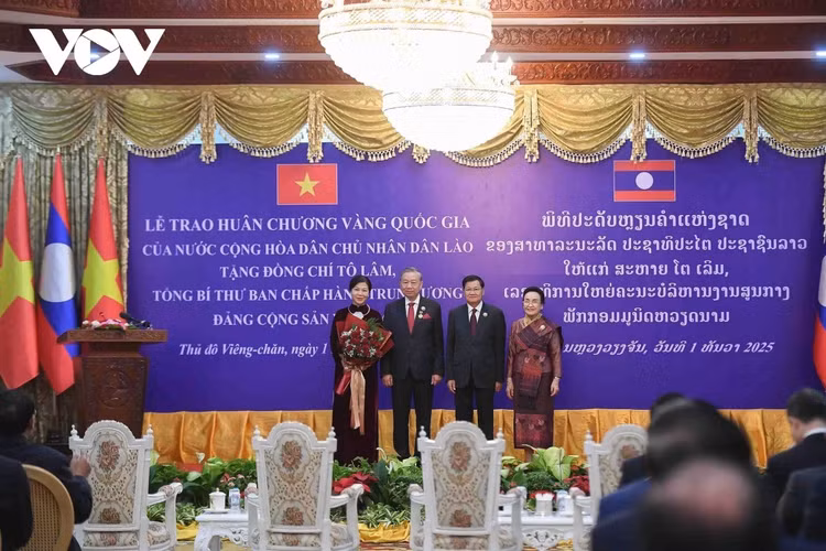 trao-huy-chuong-3.jpg