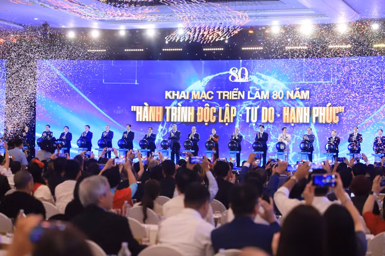 gen-h-khai-mac-trien-lam.jpg