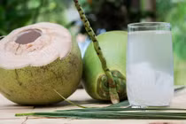 Mùa hè đừng uống nước dừa theo cách này nếu không muốn đổ bệnh