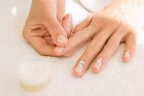 Bí quyết giữ móng tay đẹp, khỏe tại nhà đơn giản