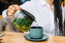 Uống gì để giảm stress, có giấc ngủ sâu sau một ngày dài?