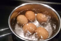 Mẹo luộc trứng không nứt vỏ, lòng đỏ chín tới