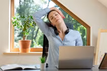 Bài tập giãn cơ đơn giản cho dân văn phòng để bảo vệ cột sống