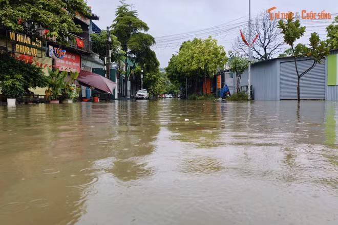 Ngập úng tại Thanh Liệt gây khó khăn cho người dân và học sinh sáng 15/9