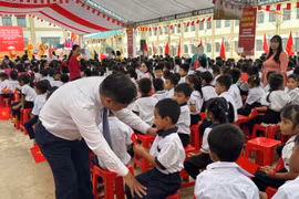 Băng 18km đường rừng đón học sinh dự lễ khai giảng