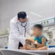 Bác sĩ thăm khám cho bệnh nhi - Ảnh BVCC