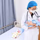 Hai trẻ sinh non 29 tuần vượt qua suy hô hấp, nhiễm khuẩn