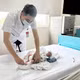 Vòng xơ siết nghẹt chân, bé sơ sinh 12 giờ tuổi phải phẫu thuật