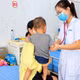 Tay chân miệng gia tăng: Trẻ sốt cao, giật mình, cha mẹ chớ chủ quan