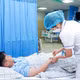 Sau bữa tôm, bé trai 14 tuổi phản vệ nặng, khó thở toàn thân