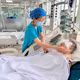 Tai nạn xe điện, cô gái 16 tuổi đối mặt di chứng nặng nề
