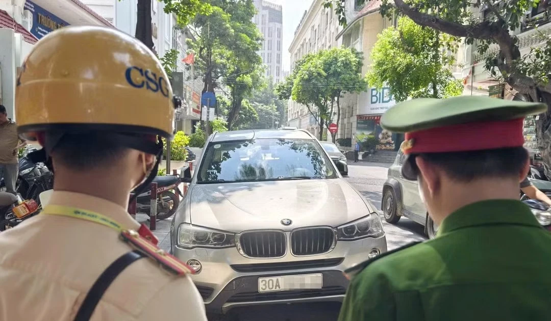 [GALLERY] CSGT Hà Nội xử lý xe dừng, đỗ sai quy định quanh phố cổ bằng ...