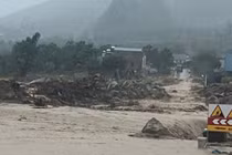 Lai Châu: Mưa lũ lại đổ về Mường Than, sạt lở tắc đường QL32