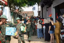 Xúc động phút chia tay của người dân Hợp Thịnh với bộ đội