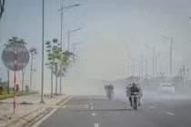 Khói đốt rơm rạ bao phủ đường Nam Định - Lạc Quần