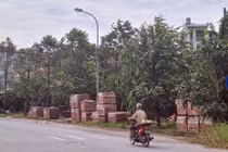 Bãi tập kết vật liệu xây dựng nhếch nhác, ô nhiễm tràn lan ở Tây Tựu