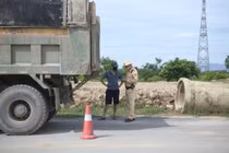 CSGT Hà Nội ‘mạnh tay’ xử lý các xe ô tô chở quá tải 