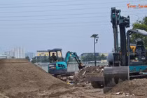 Tại hiện trường các loại máy móc, xe ba bánh phục vụ hoạt động của bãi tập kết vẫn chạy ầm ầm.