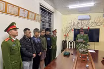 Khởi tố nhóm đối tượng dùng súng đe dọa để đòi nợ