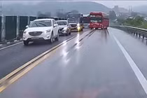 Vượt ẩu trên cao tốc Nội Bài - Lào Cai, tài xế bị dân ghi hình gửi CSGT