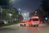 Hai ô tô đuổi nhau, chèn ép trên đường Hà Nội