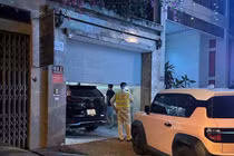 Chiếc xe ô tô được cho là tông hai người bị thương, sau đó bỏ chạy khỏi hiện trường.