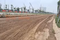 CSGT ‘phục kích’ xe chở đất từ dự án chung cư HH-2 rơi xuống đường