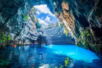 Hồ Melissani: Cảnh tượng kỳ ảo của hang động có “cửa sổ” nhìn lên trời