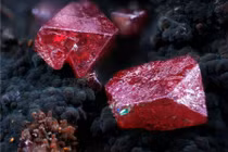 Cuprite – khoáng vật đỏ như rượu vang khiến giới sưu tầm mê mẩn