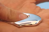 Gallium - kim loại kỳ lạ có thể tan chảy ngay trong lòng bàn tay