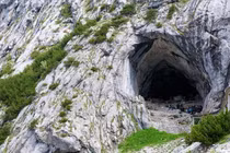 Điều gì ẩn sau cửa hang khổng lồ trên dãy Alps?